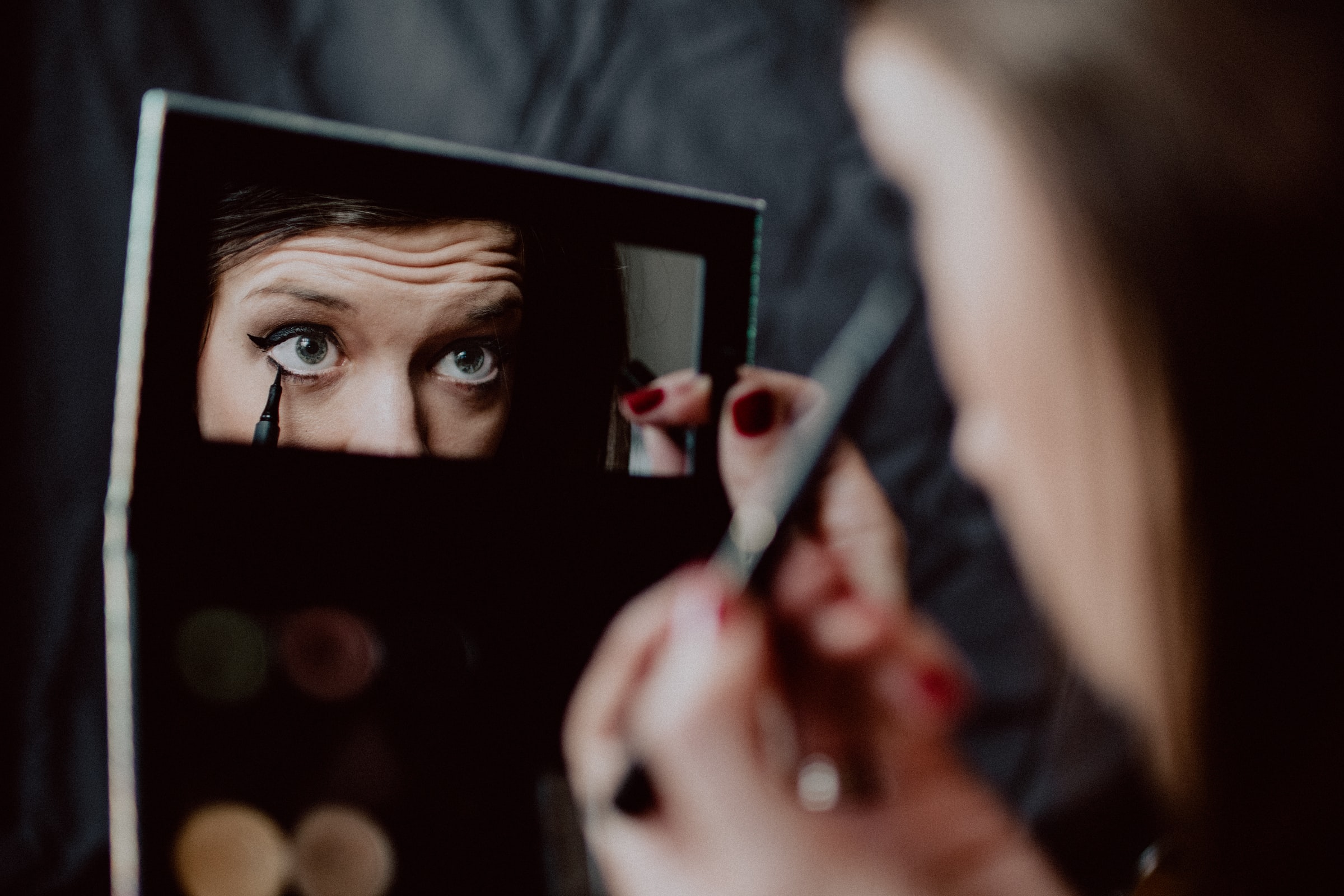 DIY coconut oil charcoal eye liner to replace toxic eye liners