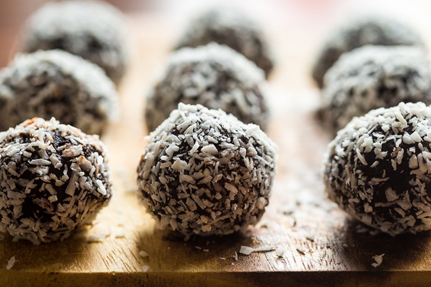 coconut energy balls, raw food with coconut oil