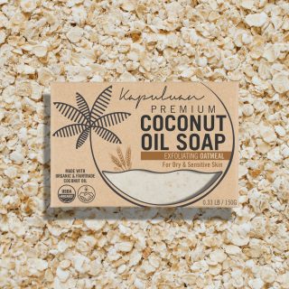 Blended with heaping flakes of rich, nutty oatmeal, this coconut oil soap will leave your skin radiant and supple. Now available on our website. 🌾❤️

#oatmeal #exfoliant #skincare #beauty #organic